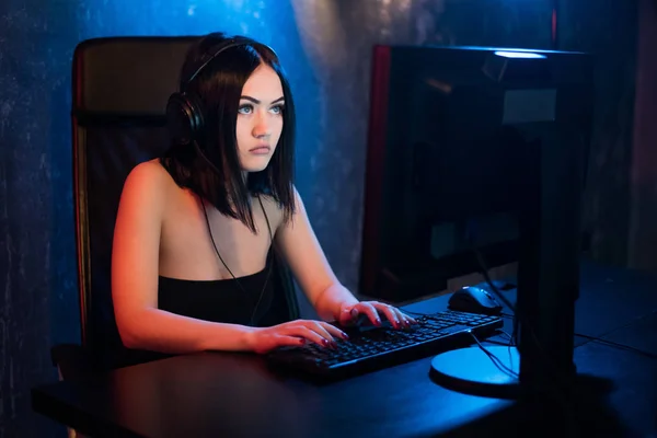 Jovem atraente menina navegando na web, Estudante estudando em casa, educação digital, adolescente digitando na web de navegação de computador . — Fotografia de Stock