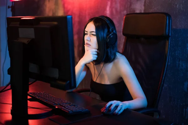 Retrato de uma mulher preocupada usando um PC na noite em casa . — Fotografia de Stock