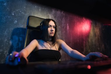 Söz konusu kız e-spor uluslararası yarışmalara katılmaya hazırlanıyor ağ oyun kulaklıklar oyun.