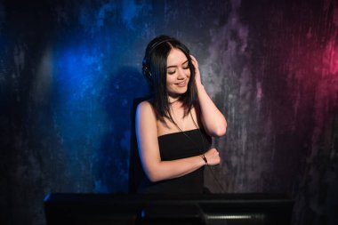 Bir gece eğleniyor genç bir Dj kadın mavi ve koyu ligth renkli portre