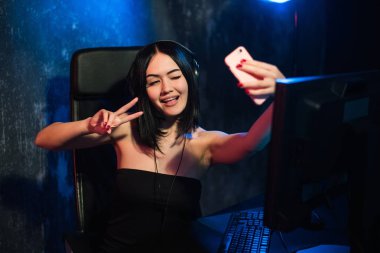 Blogger etki unsuru olarak sosyal ağlar, evde bilgisayar üzerinde çalışan kadın sohbet online.