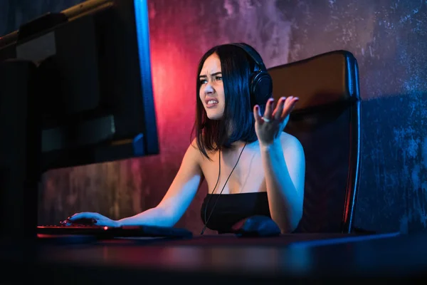 Mulher atraente jogando jogos de vídeo em um computador PC em gritos de choque por causa do vírus, erros graves ou perda de dados . — Fotografia de Stock