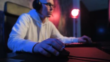 Bilgisayar fare oyun oyunları - esports bir yandan yakın çekim. PC online rekabet oynayan adam.