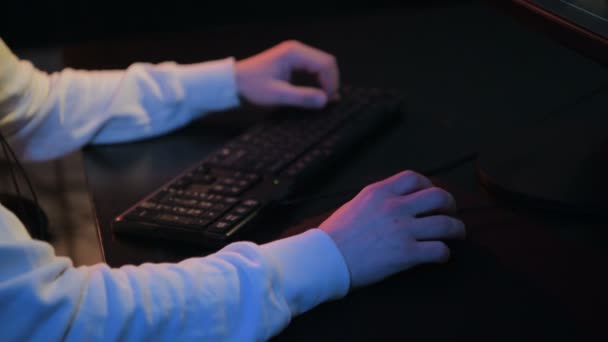 Nahaufnahme männlicher Gamer beim Computerspiel auf einem speziell angefertigten Desktop mit Tastatur, Maus. — Stockvideo