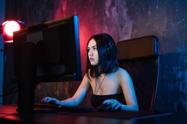 Gece evde bir Pc kullanarak endişeli bir kadın portresi.