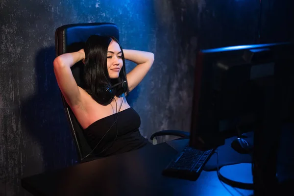 Retrato de uma jovem menina feliz que se alegra depois de ganhar um jogo de vídeo, - celebrando a vitória no conceito de emoção de jogo . — Fotografia de Stock