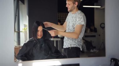 Mutlu genç esmer kadın ve Kuaför saç kesimi veya beaty salonu saç modeli hazırlama