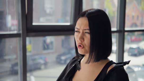 Молодая сердитая женщина обвиняет парикмахера в плохой стрижке — стоковое видео