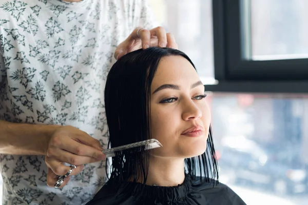 Profesionální kadeřník, stylista česání vlasů klientku v profesionálním kadeřnictví. Krása a péče o vlasy koncept — Stock fotografie