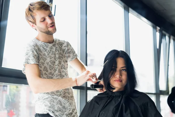 Fecha Cabeleireiro Feminino Endireitar Cabelo Castanho Para Mulher Usando Ferro — Fotografia de Stock