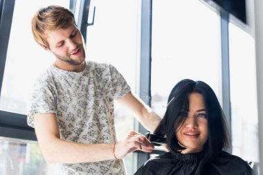 kuaförlük tarak ve kadın müşteri saç kesme makası ile. kadın Kuaför Güzellik Salonu.