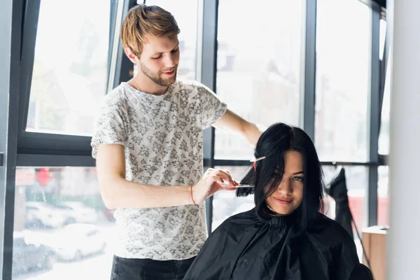 To pro změnu stylu. Mladá krásná žena s její kadeřník v sedle kadeřnický salon o účesech — Stock fotografie