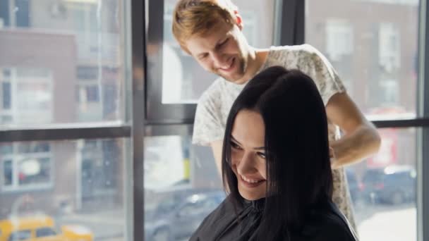 Coiffeur créant une coiffure pour belle femme gros plan — Video