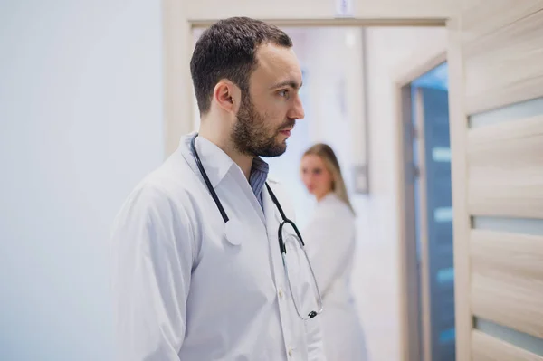 Triste medico pensoso che rimane nel corridoio ospedaliero — Foto Stock