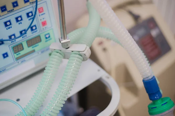 Dispositivo medico moderno in ospedale. Tubi, fili e pulsanti primo piano — Foto Stock