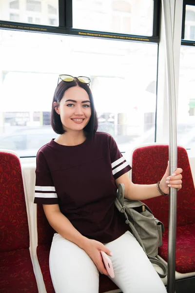 Viaje de verano. Retrato de chica sonriente feliz con gafas de sol elegantes que viajan en autobús . — Foto de Stock