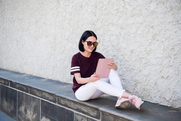 Mujer feliz en gafas usando tableta PC en la calle — Foto de Stock