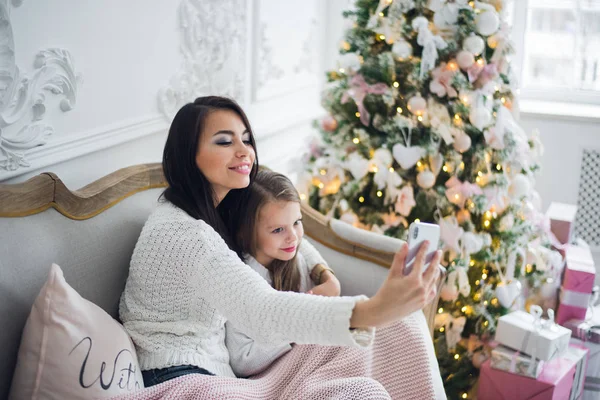 Bonne mère et fille prenant selfies de Noël drôles à la maison — Photo