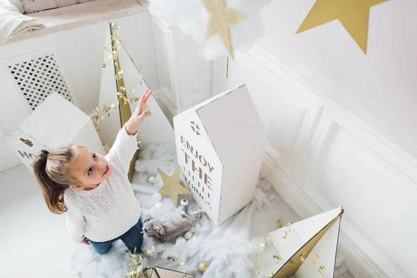 Meisje met huis modellen en sterren decoratie — Stockfoto