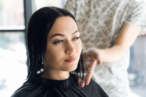 Jovem Confiante Está Olhando Para Seu Reflexo Enquanto Penteado Cabeleireiro — Fotografia de Stock