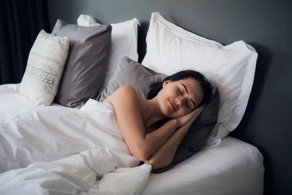 Los buenos sueños mejoran tu día. Atractiva joven mujer durmiendo alegremente — Foto de Stock
