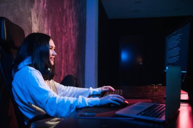 Neşeli genç kadın freelancer tipik programlama kod iş evde modern dizüstü bilgisayarda rahat kıyafet içinde. Pozitif öğrenci netbook üzerinde yazılım güncelleme