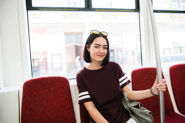 Καλοκαιρινά ταξίδια. Πορτρέτο του Happy χαμογελώντας κορίτσι σε στιλάτα γυαλιά ηλίου ταξίδι με το λεωφορείο. — Φωτογραφία Αρχείου