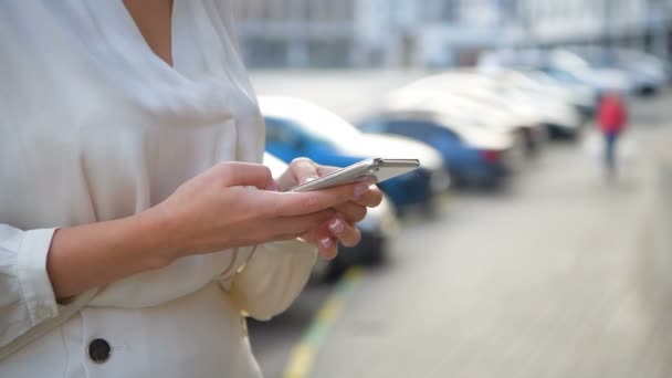 Vista de cerca de la mujer de negocios escribiendo mensaje de texto al aire libre — Vídeos de Stock