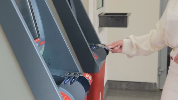 Молодая деловая женщина вставляет кредитную карту в банкомат, красивая девушка банкинг — стоковое видео