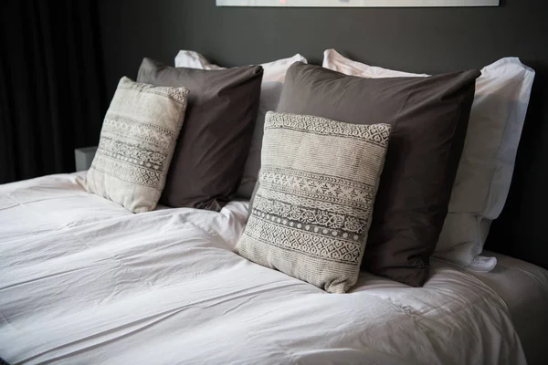 Szürke színű rendszer párna ágyon ágyneműk szatén kész stílus beállítása — Stock Fotó