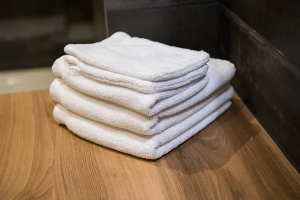 Naturaleza muerta del cuarto de baño, toallas blancas sobre mesa de madera —  Fotos de Stock