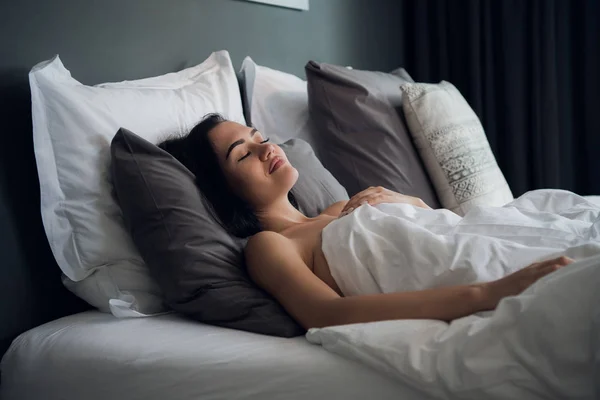 Good dreams make your day better. Attractive young woman sleeping joyfully — Stock Photo, Image