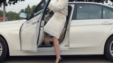 Otoriter bir kadın. Kendine güvenen genç iş kadını bir park yeri ve ağır çekimde arabasının çıkan otomobili park.