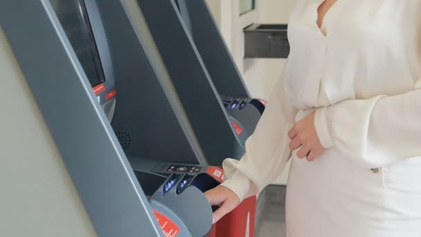 Jovem mulher inserindo código PIN na máquina ATM na cidade em câmera lenta — Vídeo de Stock