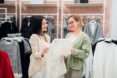 Giysi istemciye gösterilen moda danışmanı