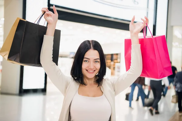 Женщина ходит по магазинам в торговом центре. Она много купила. — стоковое фото