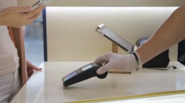NFC teknolojisi ve yüz tanıma özelliğini kullanarak yeni akıllı telefon ödeme erkek. Yakın çekim.