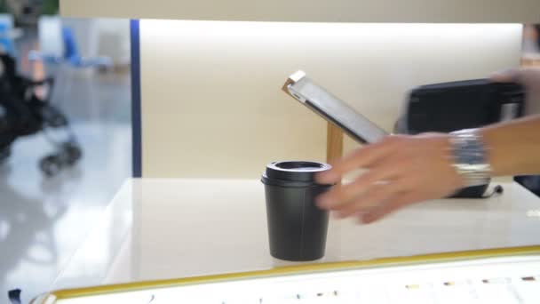 Close-up shot van mans hand maakt afhaalmaaltijden koffie voor een klant die via de moderne contactloze mobiele telefoon met de eigenschap van de erkenning van het gezicht aan credit card systeem terminal betaalt. — Stockvideo