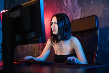 Gece evde bir Pc kullanarak endişeli bir kadın portresi.