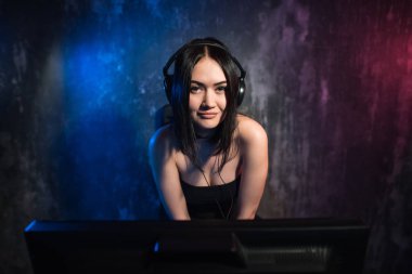 Kız oyun kulaklık ve playthrough veya anlatım video akarsu onun elinde bir bilgisayar fare ile.