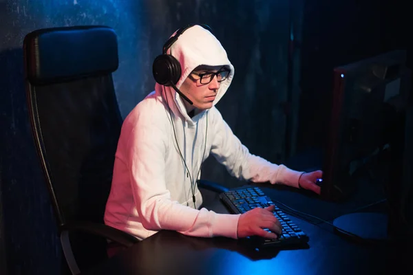 Le gusta jugar y ganar videojuegos. En la luz azul de la pantalla emocional hombre jugar juegos de ordenador en línea . —  Fotos de Stock