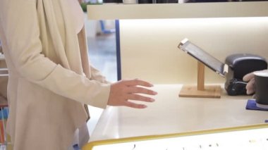 Müşteri ile smartphone bir kafede take-away kahvesini satın alma