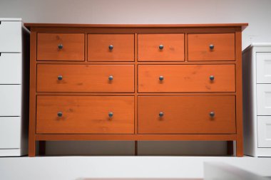 Vintage kırmızı çekmeceli. Ahşaptan yapılmış.