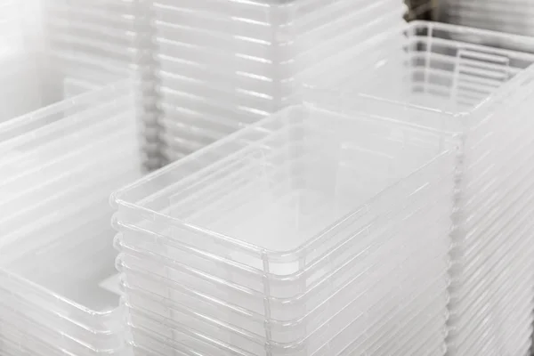 Cajas plegables de envases de plástico transparente en la tienda — Foto de Stock