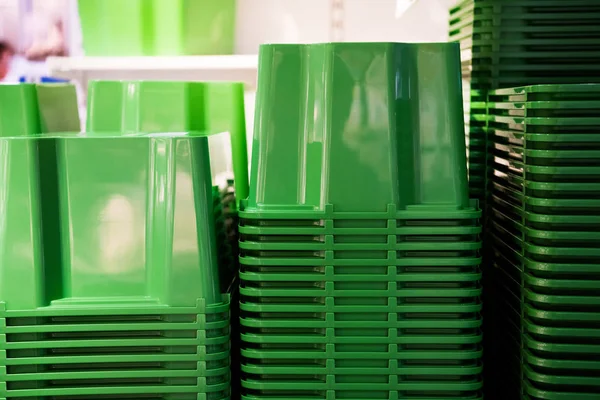Contenedores de plástico verde plegado en la tienda — Foto de Stock