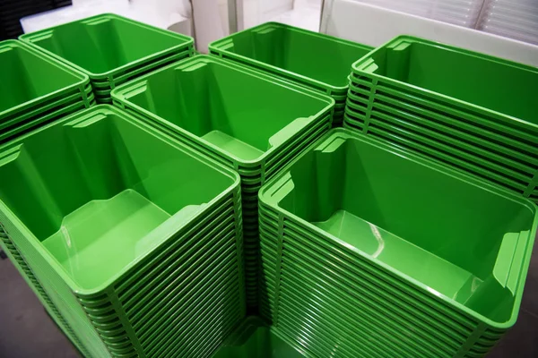 Muchos contenedores plegables de cajas verdes en la tienda — Foto de Stock