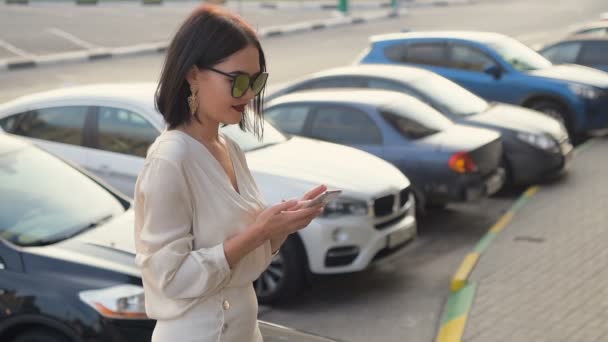 Frau hält Smartphone in der Hand, junge Frau surft vom Handy aus im Internet. — Stockvideo