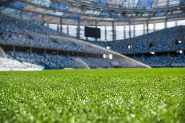 Güneş ışığı altında Stadı çim. Yeşil saha closeup. Islak Stadı Çim Sulama sulama sırasında ışık sabah. Futbol ya da futbol alanının makroyu kapatın. yeşil çim Sahası