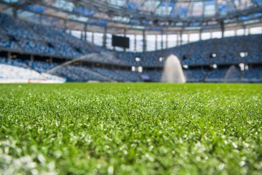 Sulama çim. Yağmurlama sulama futbol sahası.