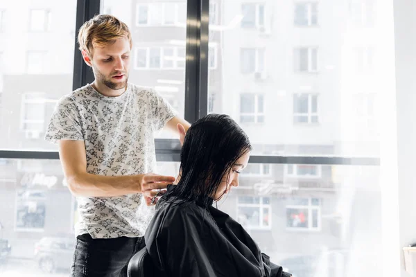 Cabeleireiro clientes corte de cabelo no salão com tesoura closeup. Usando um pente — Fotografia de Stock